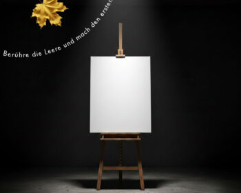 Eine weiße Leinwand in einem dunklen Raum und ein Goldblättchen in der linken Ecke.