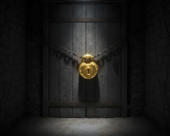 Die Verbannten inneren Anteile hinter einer schweren Holztüre mit einem goldenen Schloss.